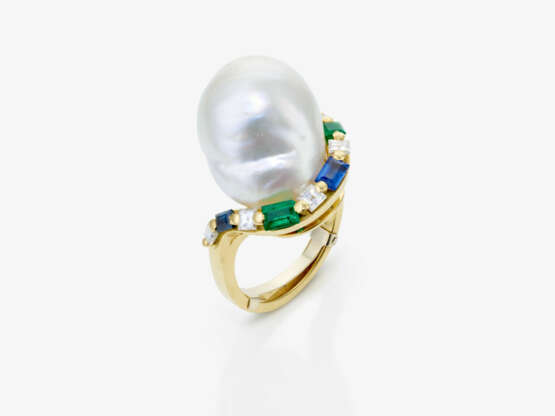 A ring with a baroque cultured pearl, emeralds, and diamonds - photo 1