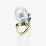 A ring with a baroque cultured pearl, emeralds, and diamonds - photo 1