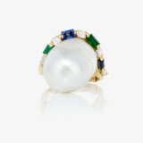 A ring with a baroque cultured pearl, emeralds, and diamonds - photo 2