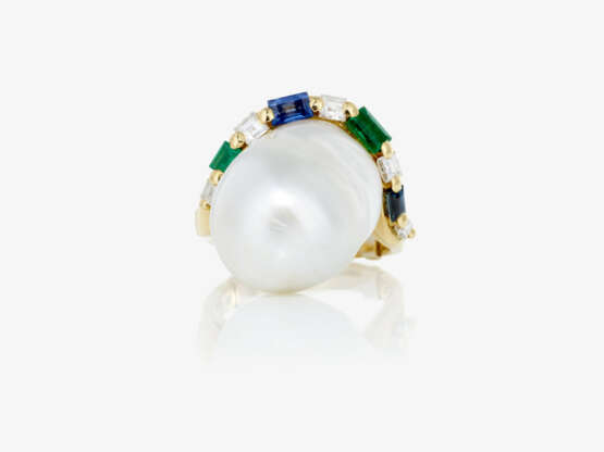 A ring with a baroque cultured pearl, emeralds, and diamonds - photo 2