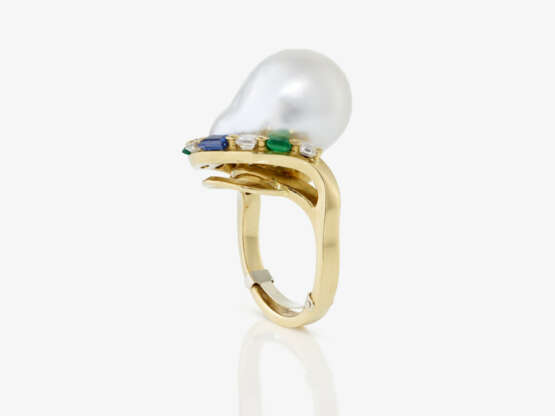 A ring with a baroque cultured pearl, emeralds, and diamonds - photo 3