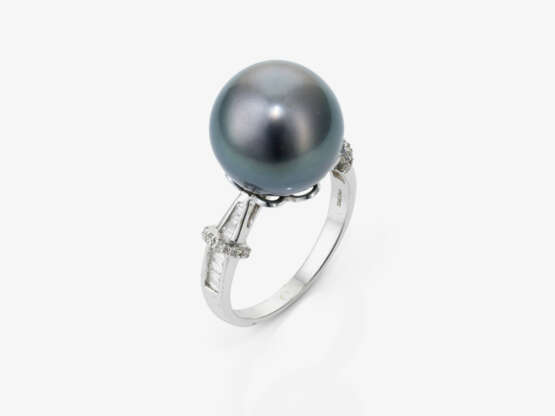 A ring with a Tahitian cultured pearl and diamonds - фото 1