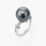 A ring with a Tahitian cultured pearl and diamonds - фото 1
