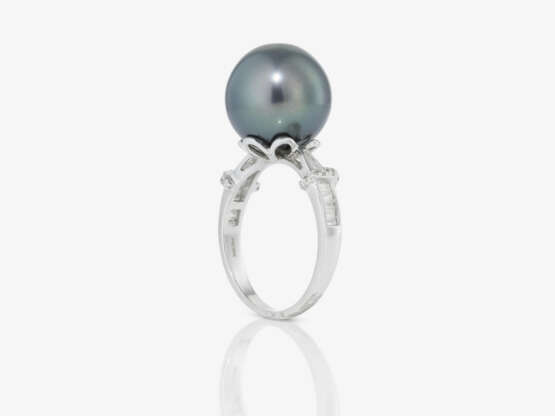 A ring with a Tahitian cultured pearl and diamonds - фото 2