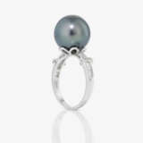 A ring with a Tahitian cultured pearl and diamonds - фото 2