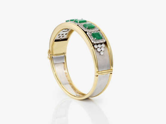 A bangle with emeralds and brilliant-cut diamonds - photo 2 A bangle with emeralds and brilliant-cut diamonds - photo 2