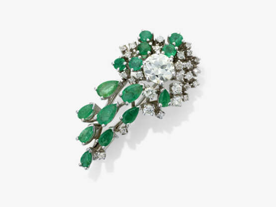 A brooch with emerald and diamonds - photo 1