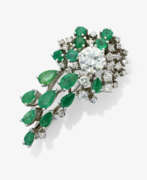 Broschen und Anstecknadeln. Brosche mit Smaragd und Diamanten