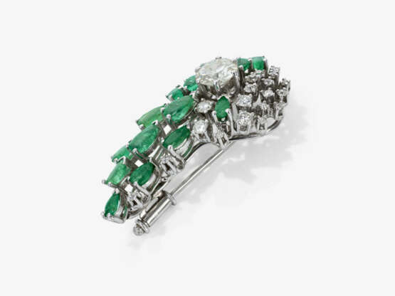 A brooch with emerald and diamonds - photo 2