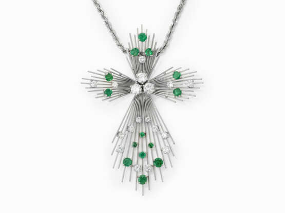 A magnificent vintage cross pendant necklace set with emeralds and brilliant-cut diamonds - photo 1 A magnificent vintage cross pendant necklace set with emeralds and brilliant-cut diamonds - photo 1
