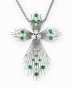 Украшения на шею. A magnificent vintage cross pendant necklace set with emeralds and brilliant-cut diamonds