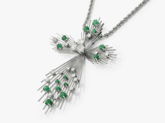A magnificent vintage cross pendant necklace set with emeralds and brilliant-cut diamonds - photo 2 A magnificent vintage cross pendant necklace set with emeralds and brilliant-cut diamonds - photo 2