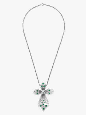 A magnificent vintage cross pendant necklace set with emeralds and brilliant-cut diamonds - photo 3 A magnificent vintage cross pendant necklace set with emeralds and brilliant-cut diamonds - photo 3