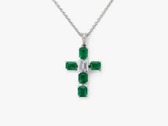 A cross pendant with diamonds and emeralds - фото 1