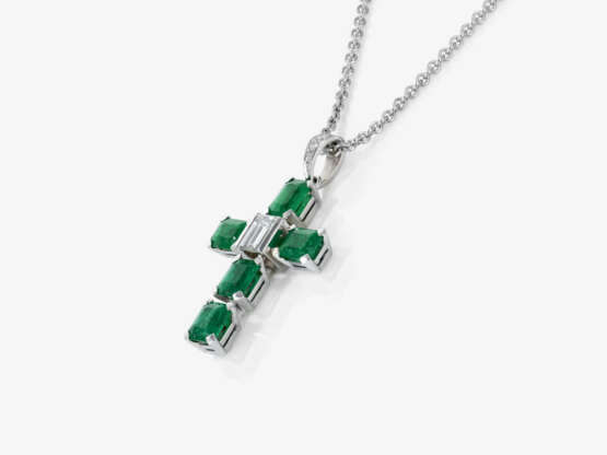 A cross pendant with diamonds and emeralds - фото 2
