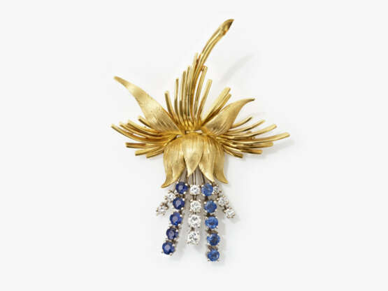 A convertible floral vintage brooch set with sapphires and brilliant-cut diamonds - фото 1 A convertible floral vintage brooch set with sapphires and brilliant-cut diamonds - фото 1