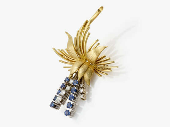 A convertible floral vintage brooch set with sapphires and brilliant-cut diamonds - фото 2 A convertible floral vintage brooch set with sapphires and brilliant-cut diamonds - фото 2