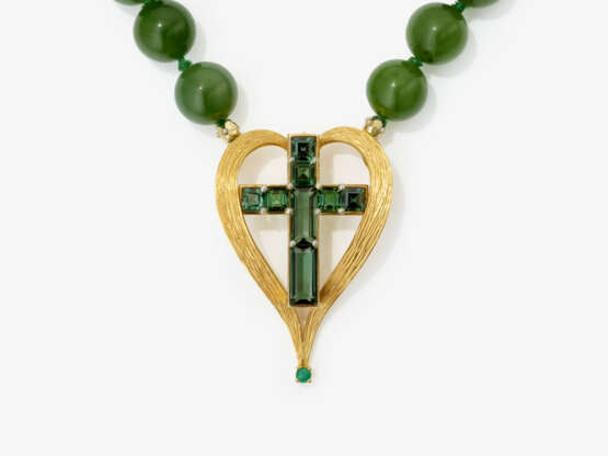 A vintage necklace with nephrite beads and a striking cross pendant, adorned with green tourmalines - фото 1 A vintage necklace with nephrite beads and a striking cross pendant, adorned with green tourmalines - фото 1