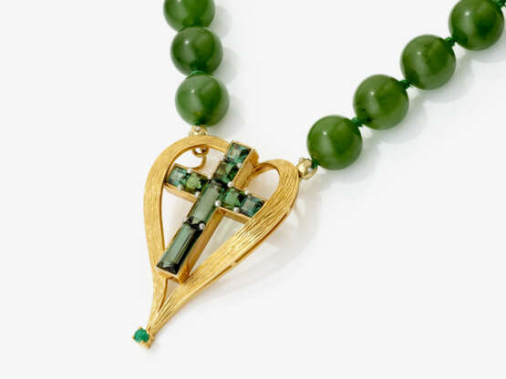 A vintage necklace with nephrite beads and a striking cross pendant, adorned with green tourmalines - фото 2 A vintage necklace with nephrite beads and a striking cross pendant, adorned with green tourmalines - фото 2