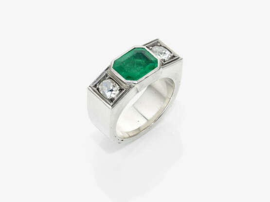 A ring with emerald and diamonds - photo 1