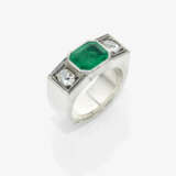 A ring with emerald and diamonds - photo 1