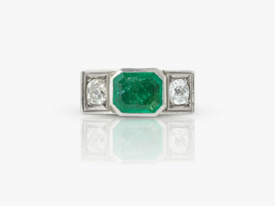 A ring with emerald and diamonds - photo 2