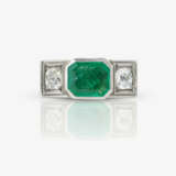 A ring with emerald and diamonds - photo 2