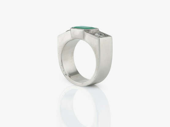 A ring with emerald and diamonds - photo 3