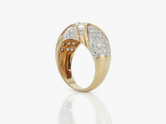 A modern cocktail-style band ring adorned with brilliant-cut and baguette-cut diamonds - фото 3