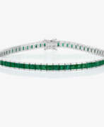 Украшения для рук. A Rivière bracelet with emeralds
