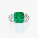An eternity ring set with a Colombian emerald and brilliant-cut diamonds - фото 2