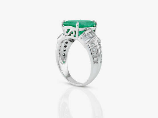 An eternity ring set with a Colombian emerald and brilliant-cut diamonds - фото 3 An eternity ring set with a Colombian emerald and brilliant-cut diamonds - фото 3