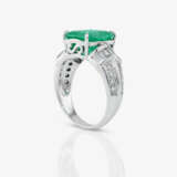 An eternity ring set with a Colombian emerald and brilliant-cut diamonds - фото 3