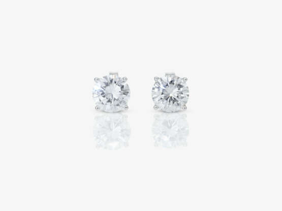 Stud earrings with brilliant-cut diamonds of 1 carat each - photo 1