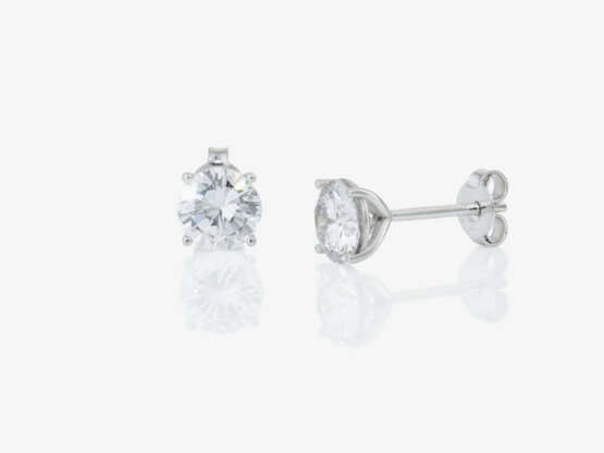 Stud earrings with brilliant-cut diamonds of 1 carat each - photo 2