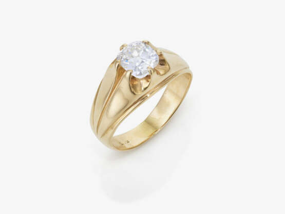 A ring with a cushion-cut diamond - фото 1