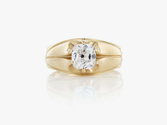 A ring with a cushion-cut diamond - фото 2