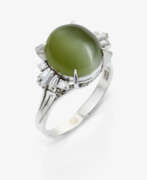 Украшения для рук. A ring with chrysoberyl and diamonds