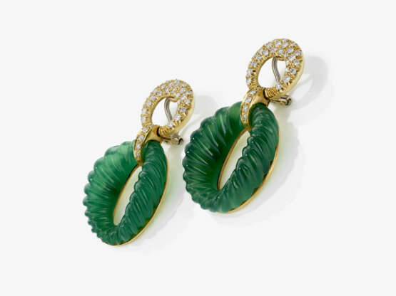 A pair of earrings with green agate and brilliant-cut diamonds - фото 2