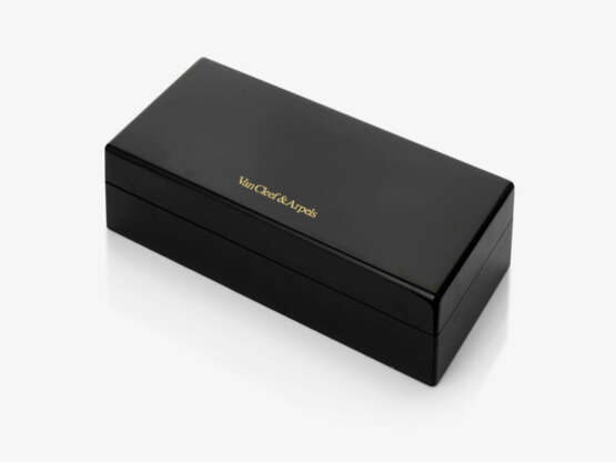 A wristwatch - photo 4