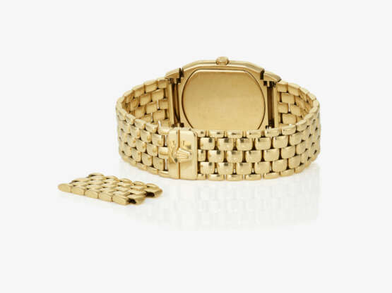 A wristwatch - фото 2