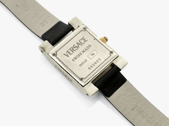 A wristwatch - фото 3