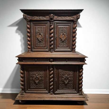 French Renaissance Revival Carved Oak Buffet à Deux Corps 19 Century Wood 19th century - photo 10 French Renaissance Revival Carved Oak Buffet à Deux Corps 19 Century Wood 19th century - photo 10