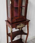 Übersicht. Vitrine ancienne restaur&eacute;e avec de beaux &eacute;l&eacute;ments en bronze 