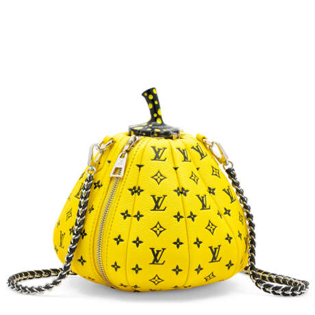 A LIMITED EDITION YELLOW MONOGRAM PUMPKIN BAG WITH SILVER HARDWARE BY YAYOI KUSAMA - Foto 2 A LIMITED EDITION YELLOW MONOGRAM PUMPKIN BAG WITH SILVER HARDWARE BY YAYOI KUSAMA - Foto 2