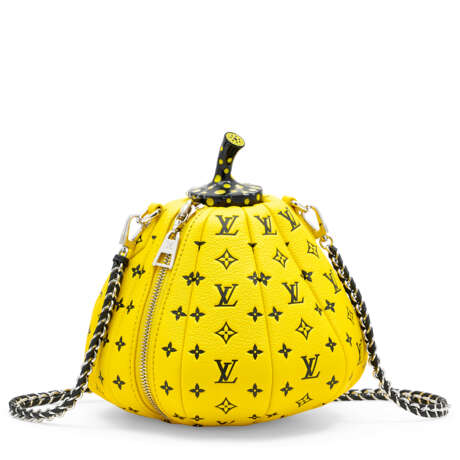 A LIMITED EDITION YELLOW MONOGRAM PUMPKIN BAG WITH SILVER HARDWARE BY YAYOI KUSAMA - Foto 3 A LIMITED EDITION YELLOW MONOGRAM PUMPKIN BAG WITH SILVER HARDWARE BY YAYOI KUSAMA - Foto 3