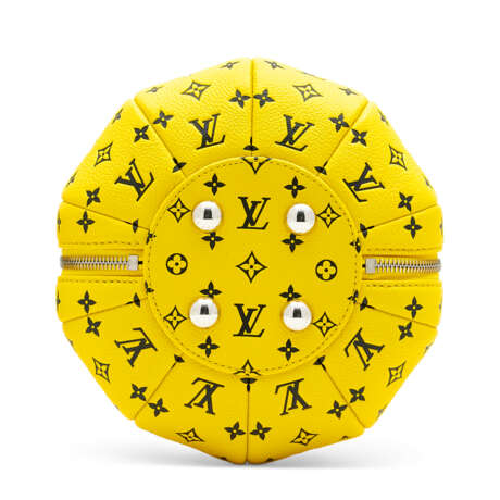 A LIMITED EDITION YELLOW MONOGRAM PUMPKIN BAG WITH SILVER HARDWARE BY YAYOI KUSAMA - Foto 4 A LIMITED EDITION YELLOW MONOGRAM PUMPKIN BAG WITH SILVER HARDWARE BY YAYOI KUSAMA - Foto 4