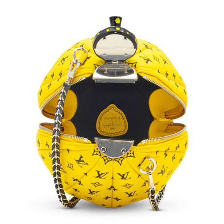 A LIMITED EDITION YELLOW MONOGRAM PUMPKIN BAG WITH SILVER HARDWARE BY YAYOI KUSAMA - Foto 5 A LIMITED EDITION YELLOW MONOGRAM PUMPKIN BAG WITH SILVER HARDWARE BY YAYOI KUSAMA - Foto 5