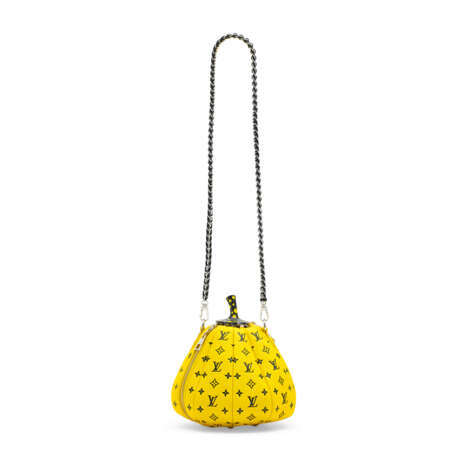 A LIMITED EDITION YELLOW MONOGRAM PUMPKIN BAG WITH SILVER HARDWARE BY YAYOI KUSAMA - Foto 6 A LIMITED EDITION YELLOW MONOGRAM PUMPKIN BAG WITH SILVER HARDWARE BY YAYOI KUSAMA - Foto 6