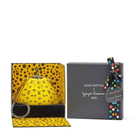 A LIMITED EDITION YELLOW MONOGRAM PUMPKIN BAG WITH SILVER HARDWARE BY YAYOI KUSAMA - Foto 7 A LIMITED EDITION YELLOW MONOGRAM PUMPKIN BAG WITH SILVER HARDWARE BY YAYOI KUSAMA - Foto 7